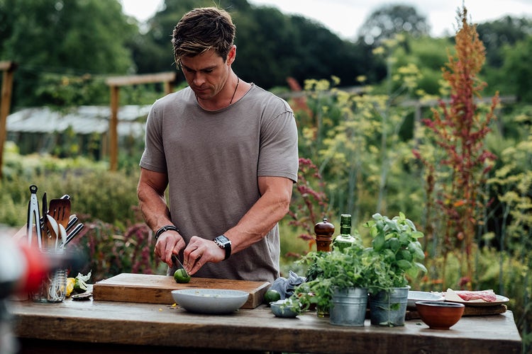 Chris-Hemsworth-preparing-a-meal
