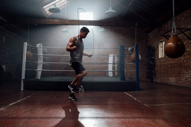 Chris-Hemsworth-Jumproping-in-Boxing-Gym