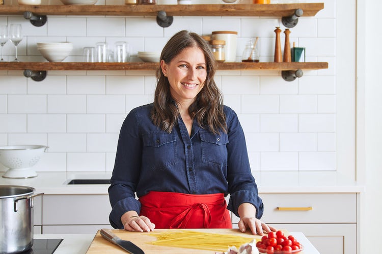 Elana-Karp-in-kitchen