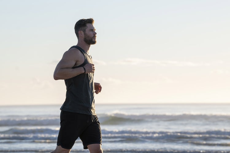 Chris-Hemsworth-Running-On-Beach